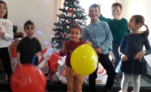 CECCAR Vâlcea: Cadouri primite cu emoție de micuți