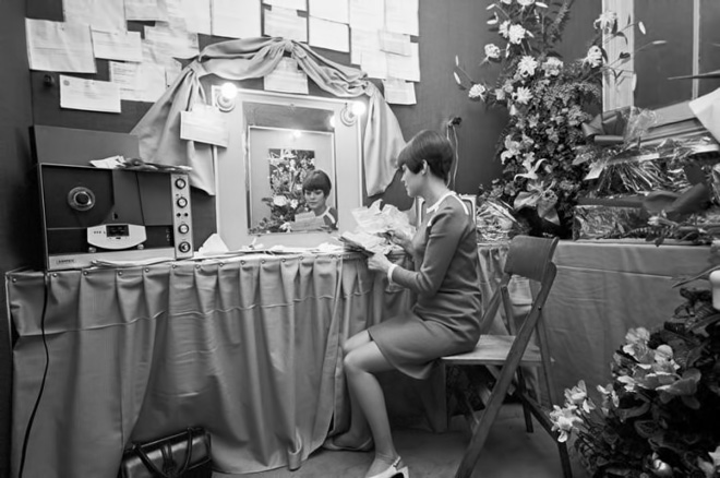 Mireille Mathieu în spatele scenei, pregătindu-se pentru concertul de la Olympia, septembrie 1966