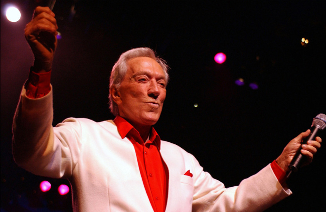 Williams în spectacol la Royal Albert Hall în Londra, 2002