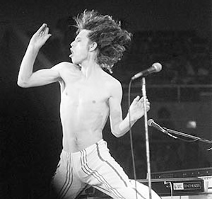 Mick Jagger pe scenă în timpul primului său turneu împreună cu The Rolling Stones în Statele Unite