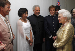 Shirley Bassey alături de Tom Jones, Paul McCartney și Regina Marii Britanii, Elisabeta a II-a, în anul 2012