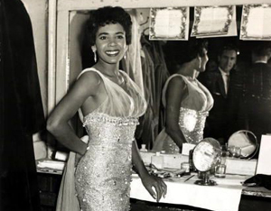 Shirley Bassey, pregătindu-se de concert, mai 1958