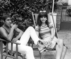 Adriano Celentano împreună cu soția sa, cântareața și actrița Claudia Mori, în Versilia (august 1967)