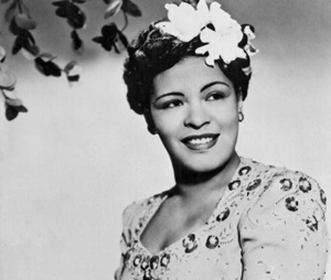 Billie Holiday pozează pentru un portret, în 1939, purtând o floare în păr