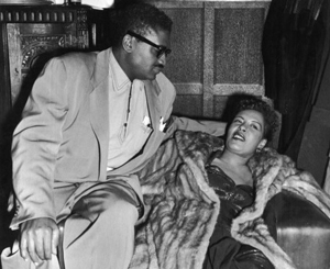 Billie Holiday, odihnindu-se în timpul unei seri petrecute în oraș, 1954