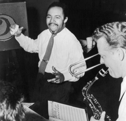 Pérez Prado în timp ce dirija, la repetiții, în anii ’50