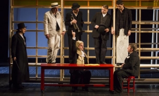 Click pentru mărire Scenă din spectacolul Svejk