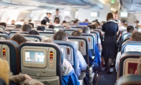 Bloomberg: Companiile aeriene scot scaunele din avioanele de pasageri pentru a putea transporta marfă