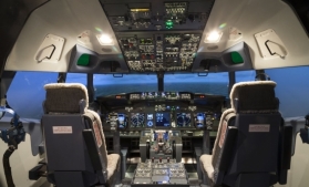 O companie aeriană îşi închiriază simulatoarele de zbor cu ora pentru a genera noi venituri