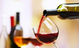 Patru din zece români consumă vin cel puțin o dată pe săptămână