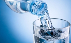 Studiu: Peste 40% dintre români consumă apă minerală plată îmbuteliată