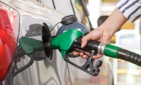 Peste o treime dintre șoferii români utilizează doar carburanți premium