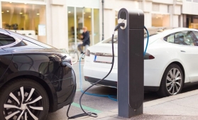 Raport PwC: Creștere spectaculoasă a pieței globale a punctelor de încărcare pentru mașini electrice, în 2035