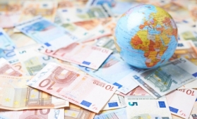 Bloomberg: Rezervele valutare mondiale înregistrează o scădere-record în acest an