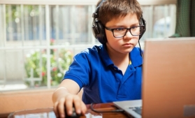 Studiu: Românii consideră că utilizarea excesivă a tehnologiei și internetului reprezintă cea mai mare primejdie la adresa copiilor