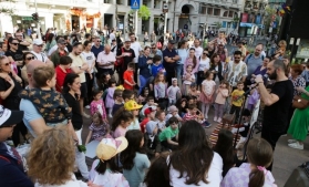 27-28 aprilie – weekend spectaculos la „Străzi Deschise - București, Promenadă Urbană”; reprezentații live pe Calea Victoriei și în Drumul Taberei