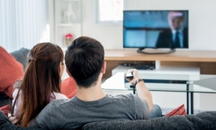 Studiu: Un român se uită  la televizor, în medie, 3,3 ore/zi în timpul săptămânii; pentru conţinut video online alocă circa 2,5 ore
