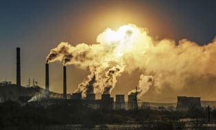 Studiu: Poluarea asociată combustibililor fosili cauzează 20% din decesele premature la nivel global