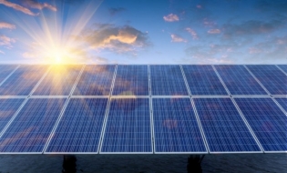 În următorii zece ani, panouri solare în suprafață de un milion de metri pătrați vor fi instalate în gările din Franța