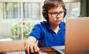 Studiu: Românii consideră că utilizarea excesivă a tehnologiei și internetului reprezintă cea mai mare primejdie la adresa copiilor