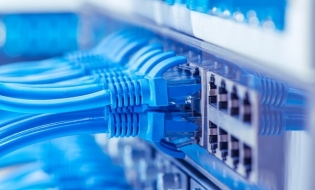 Cele mai multe întreprinderi din UE au folosit o conexiune fixă în bandă largă pentru acces la internet