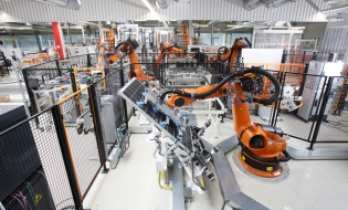 Studiu: Robotizarea creează locuri de muncă şi susţine creşterea salariilor. România are nevoie de 10.000 de roboţi