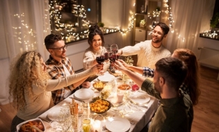 Studiu: Cinci din zece români se pregătesc să își petreacă sărbătorile acasă