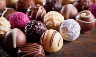 InfoCons: Dulciurile de sub brad pot avea până la 18 aditivi alimentari și 75,4 grame de zahăr