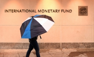 FMI și-a îmbunătățit estimările privind evoluția economiei mondiale în acest an