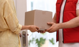 Uniunea Europeană impune de anul viitor taxe vamale coletelor mici