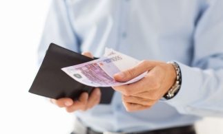 Studiu: 54% dintre români încă plătesc cash atunci când călătoresc