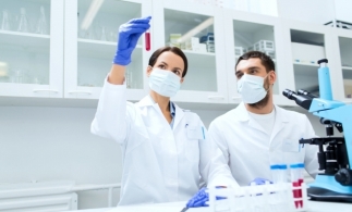 Industria farmaceutică testează 145 de potențiale tratamente pentru COVID-19