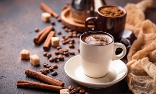 Lumea bea mai puţină cafea într-o perioadă în care angajaţii din birouri stau acasă