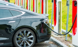 Norvegia îşi consolidează poziţia de lider pe piaţa vehiculelor electrice