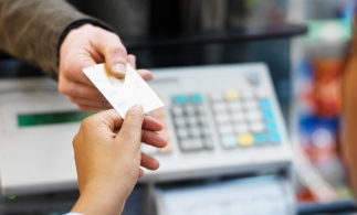 Tranzacțiile de plată cu cardurile au crescut cu 60% în doi ani, pe fondul pandemiei