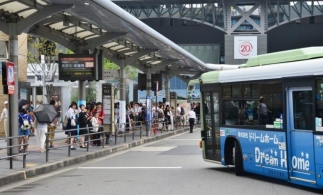 Japonia a construit primul vehicul dual. Poate fi și autobuz, și tren