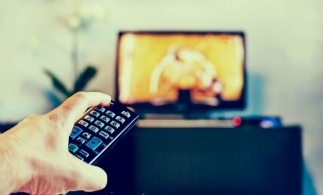 Raport: Tinerii se uită la televizor de aproape șapte ori mai puțin decât cei de peste 65 de ani