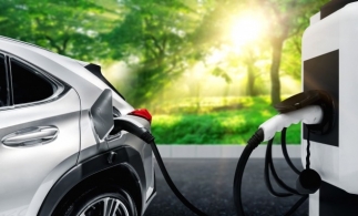 Studiu Deloitte: Interesul pentru mașinile electrice și hibride crește, susținut de costul mai redus cu alimentarea