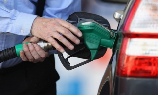 Analiză: România a înregistrat o scădere medie a preţului benzinei de 14%, în primele 6 luni