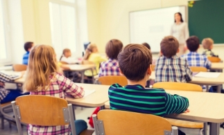 MEC: Toți elevii din învățământul preuniversitar acreditat/autorizat beneficiază de gratuitate la transportul de persoane în vederea frecventării cursurilor