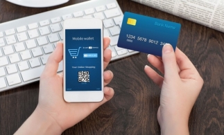 Numărul plăților cu carduri inițiate prin telefon sau internet a crescut cu peste 53%, în 2020
