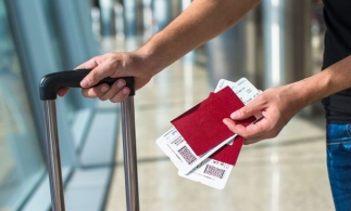 Analiză: Prețul mediu al unui bilet de avion plătit de turiștii români s-a majorat cu 35%, în această vară