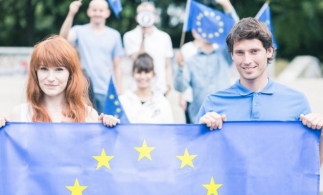 Tinerii români vor beneficia de reduceri prin Cardul european pentru tineret
