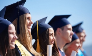 INS: Aproape o treime dintre femeile din România erau absolvente ale învățământului superior în anul 2021