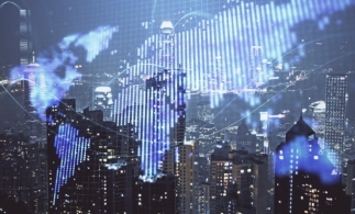 Directorul FMI afirmă că economia mondială evoluează peste așteptări, dar riscurile persistă