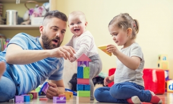 Noi reglementări la nivel european privind concediul de paternitate și concediul netransferabil plătit pentru creșterea copilului