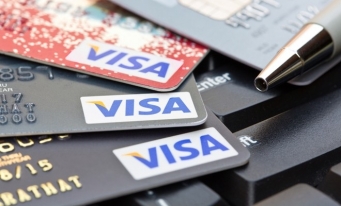 Sondaj: Trei din zece români au carduri de credit