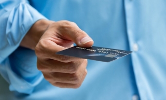 Sondaj: Un sfert dintre români își țin cardul de credit intact
