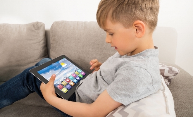 Studiu: 50% dintre părinţi verifică istoricul căutărilor de pe dispozitivele conectate ale copiilor
