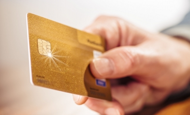 Monetăria Britanică a dezvăluit primul său card bancar, realizat din aur de 18 carate